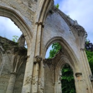 L'abbaye de Jumièges et La Bouille, dans les boucles normandes de la Seine 🤩.#abby #church #ruins #normandy #france
